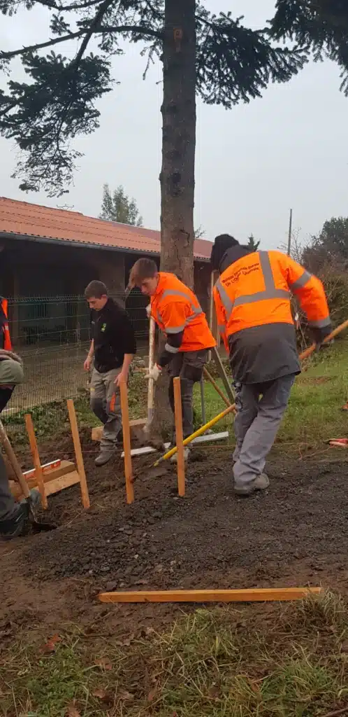 apprentis jardiniers paysagistes mfr rhone travaillant sur u