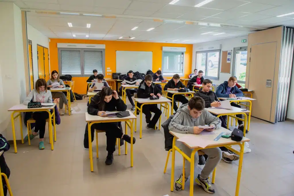 classe de 4eme 3eme mfr rhone eleves concentres sur leurs do