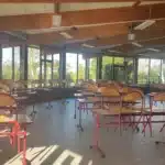 mfr rhone salle avec tables et chaises grandes baies vitrees