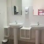 mfr rhone sanitaires avec lavabos miroirs distributeurs et p