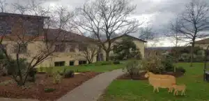 parc ecojardin mfr ouest lyonnais chemin pave batiments mout